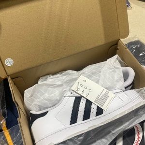 Adidas superstar white black stripe